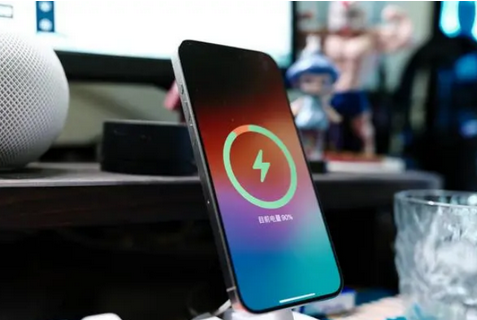 哈密苹果15换屏服务分享用什么充电器给iPhone15充电更好 
